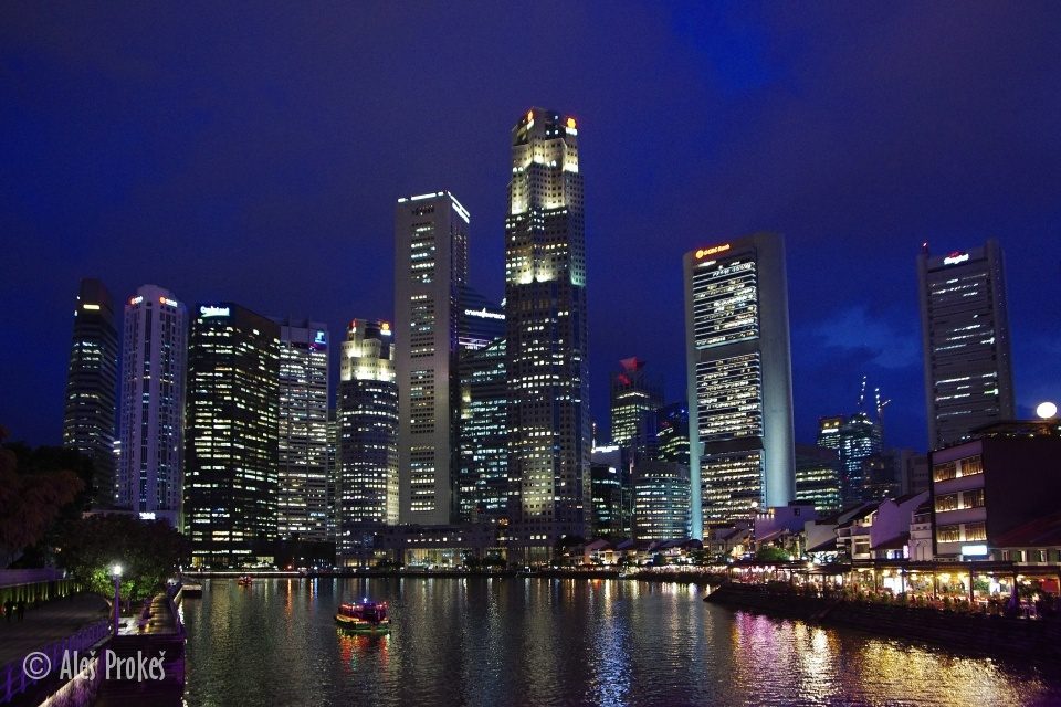 Noční Singapur pohled od Boat Quay