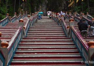 Schody do jeskynního kmplexu Batu caves