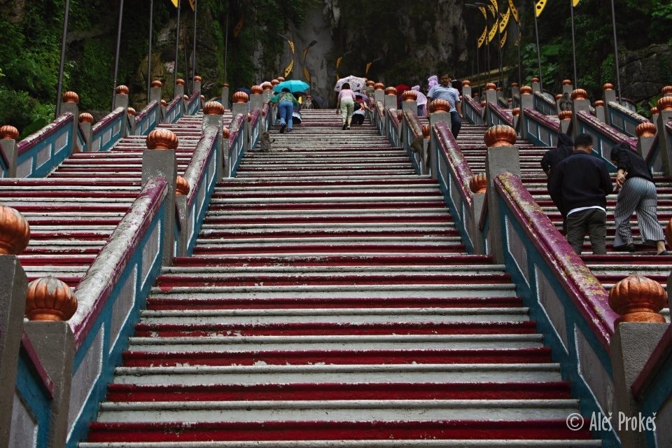 Schody do jeskynního kmplexu Batu caves
