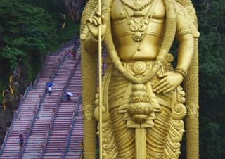 Socha boha Murugana u schodiště k Batu Caves