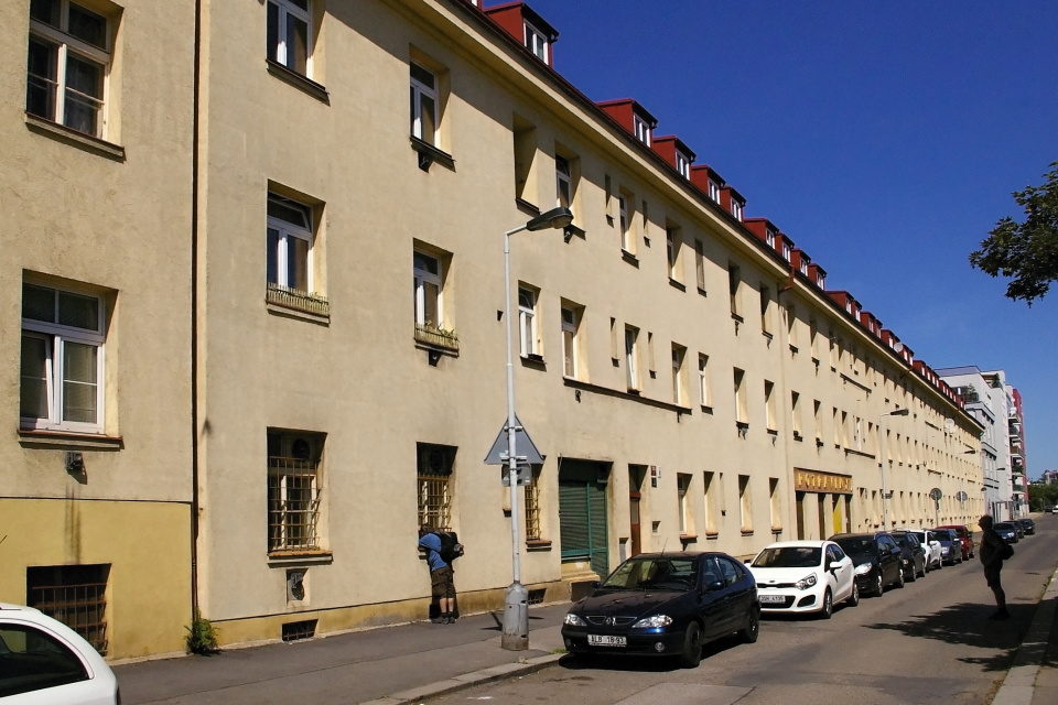 P28