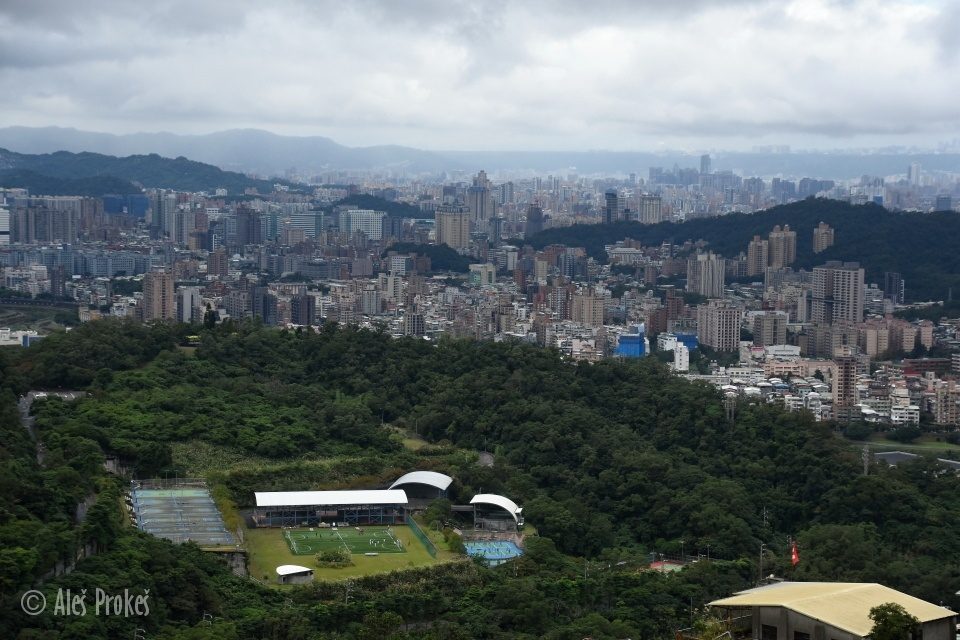 Pohled na Taipei od chrámu Zhinan