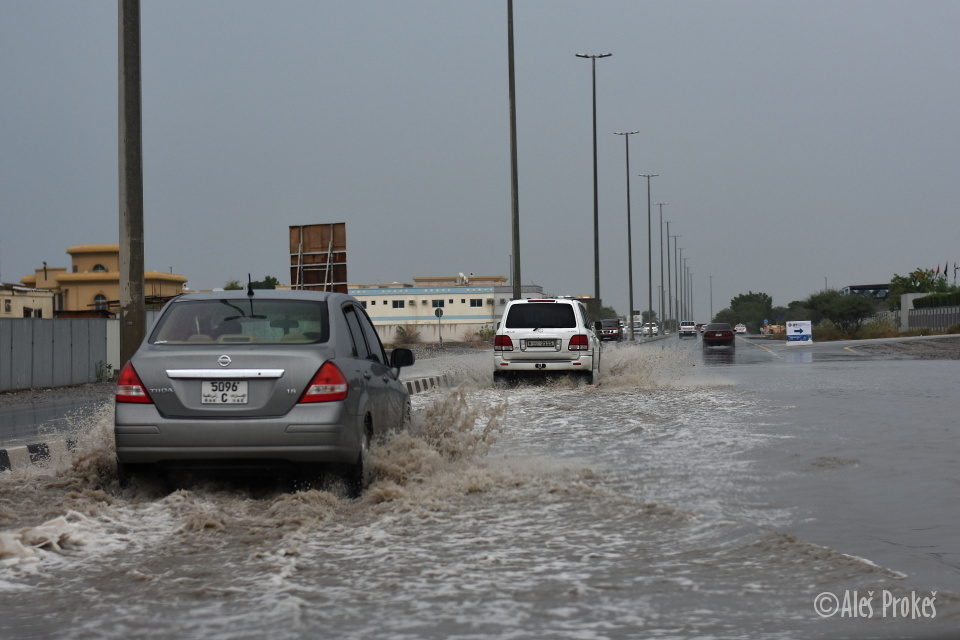 Silnice v Ras Al Khaimah po dešti