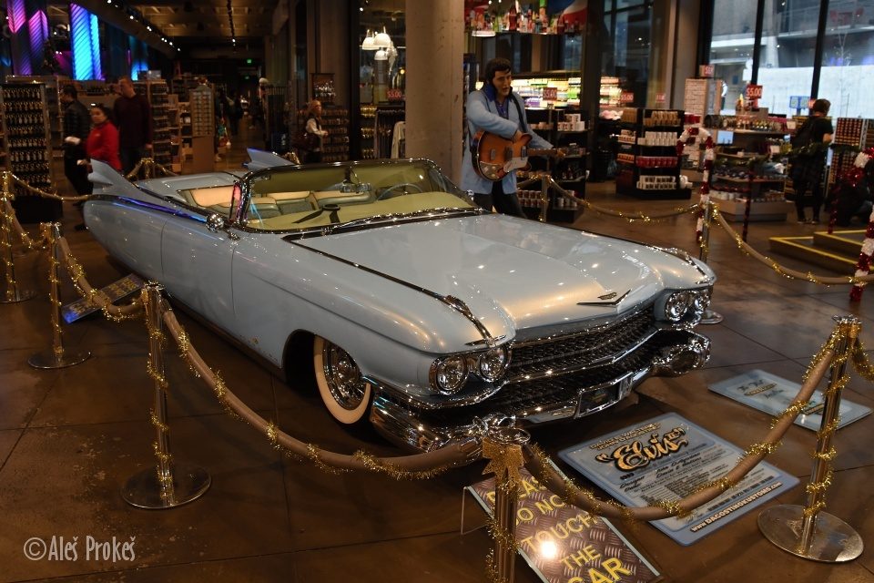 Elvis Presley v obchodním domě na Hollywood Boulevard