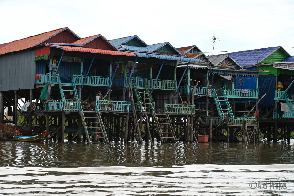 Vesnice na kůlech Kampong Khleang, jezero Tonlé Sap