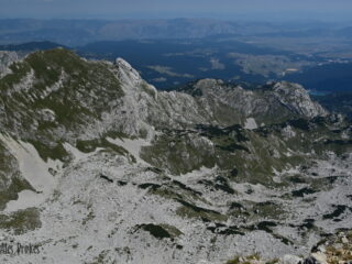 06 Pohled z vrcholu Bobotov Kuk (2523 m) v pohoří Durmitor