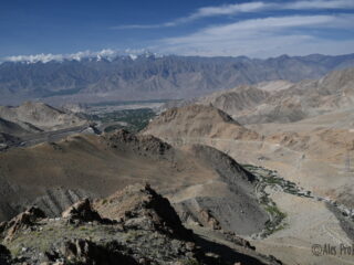 12 Pohled na Leh z cesty na sedlo Khardung La