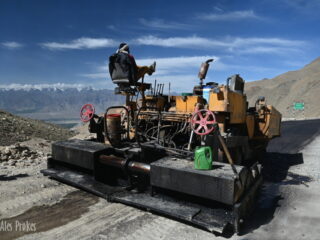 13 Oprava silnice na Khardung La