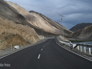 16 Silnice k údolí Nubra