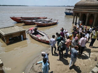 34 Řeka Ganga ve Varanásí poblíž Manikarnika Ghat