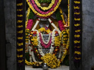 58 Shri Yoganandeeswara, interiér chrámu Swami, Nandi Hills